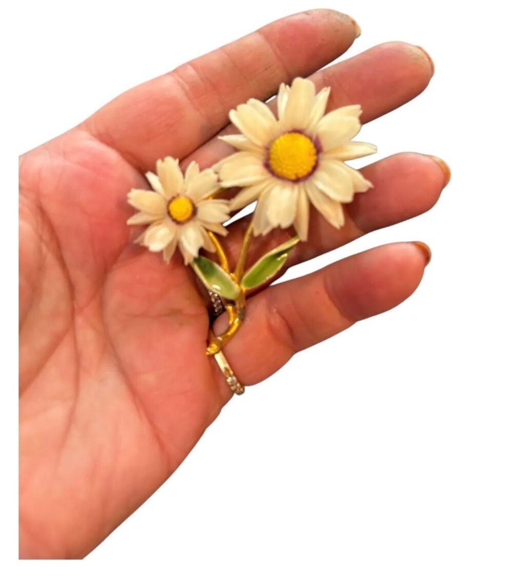 Vintage Weiss Daisy Flower Brooch White Yellow Floral Pin
